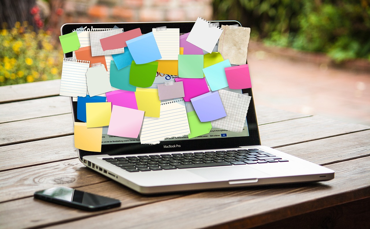 post it notes on laptop
